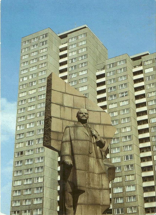 The Leninplatz statue before 1992.