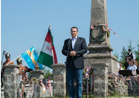 Victor Ponta speaks before the Szekler and Hungarian flags in Nyergestető, Hargita county. Photo: Levente Vargyasi.