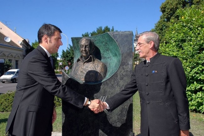 Chancellor Minister Mr. János Lázár (left) inaugurated the statue of fascist WWII criminal Albert Wass in Hódmezővásárhely.