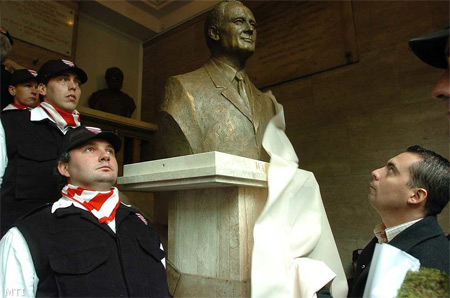 Gábor Vona unveils a bust of Albert Wass.