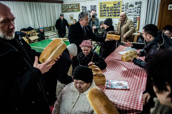 Christian Reformed from Hungary hand out three bus loads of food in Ruthenia.  Photo: Ákos Stiller, hvg.hu
