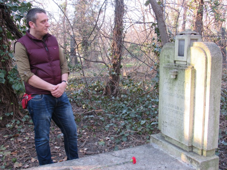 Szilárd Kalmár, a social worker in Budapest's 8th District, is the only person to tend to the abandoned grave of a prominent Hungarian left-wing political leader. Photo: Christopher Adam. 