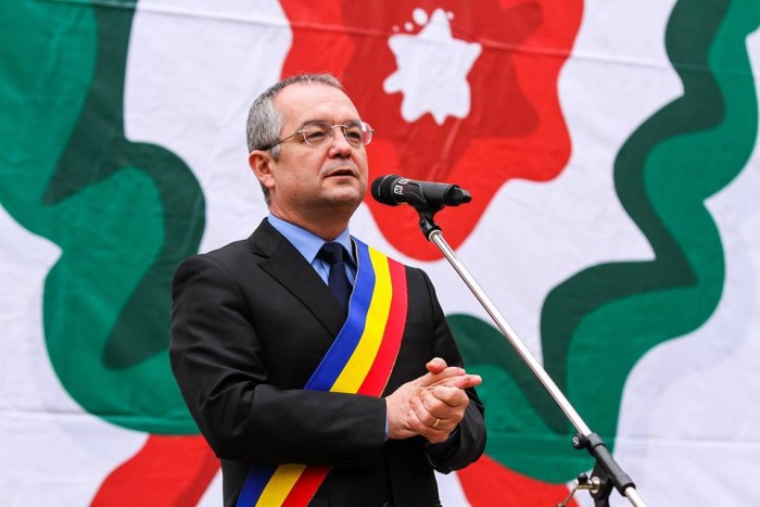 Emil Boc greets Kolozsvár's Hungarians at  1848 commemorations, and speaks in front of the Hungarian national colours. Photo: Emil Boc, Facebook. 