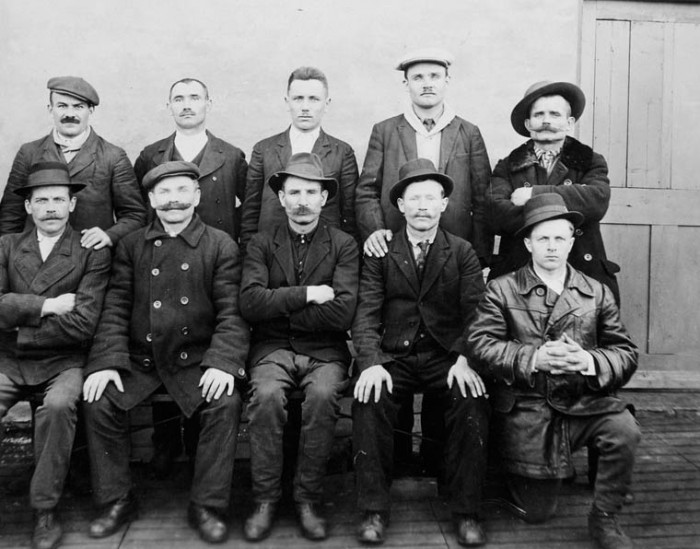 Hungarian immigrants in Québec in the 1920s, before heading west, to the prairies. Source: Department of the Interior photographic records / Collections Canada.