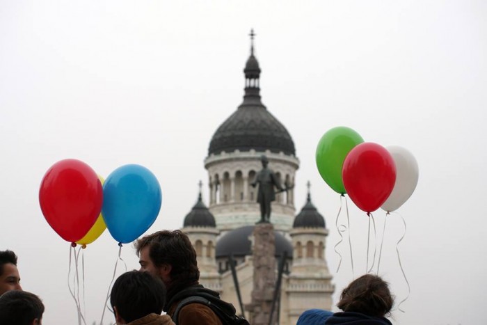 Musai/Muszáj demonstration in Kolozsvár/Cluj-Napoca, calling for greater trilingualism. Balloons represent the  colours of the Hungarian and Romanian flags. Photo: Tamás Bethlendi. 