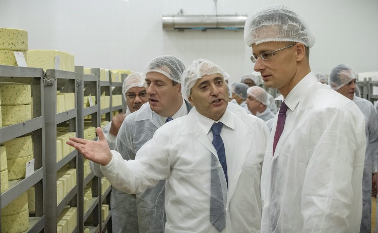 r. Naboulsi explains the secrets of Hungarian cheese making to Foreign Minister, Mr. Szijjártó (with glasses).