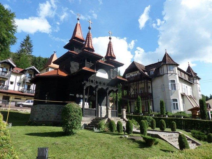 A wooden Orthodox church and historic villas in Szovátafürdő/Băile Sovata. Photo: Christopher Adam.