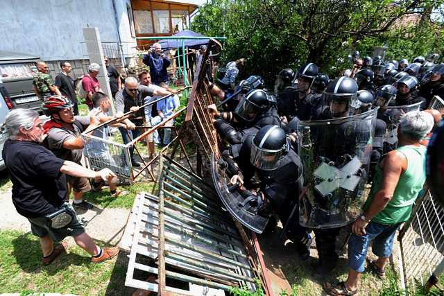 Authorities and private security firms enforcing eviction notices are an everyday occurence in Hungary. Photo: Balrad.