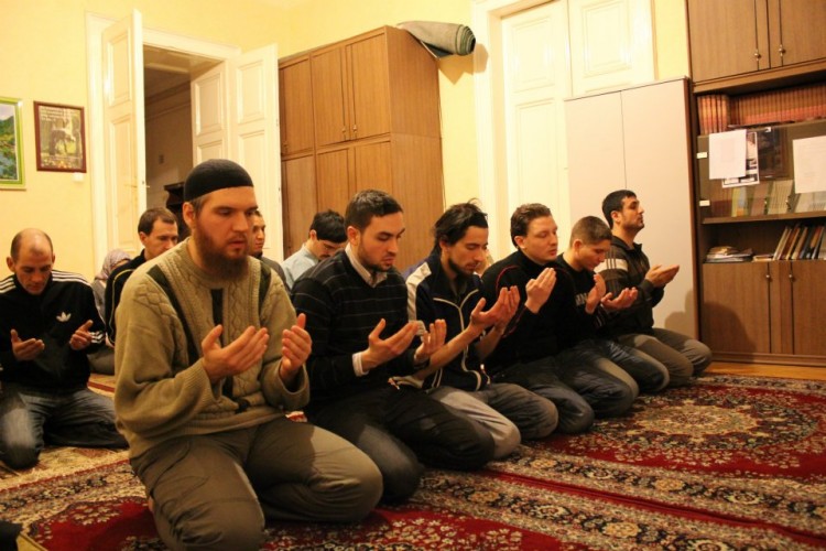 Muslim prayer in Budapest. Photo: Ahmed Miklós Kovács.