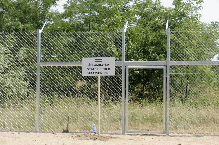 The newly erected fence near Mórahalom, along the border between Hungary and Serbia. The fence includes trilingual signs warning would-be migrants that they have reached Hungary's state border. Photo: MTI/Zoltán Gergely Kelemen.
