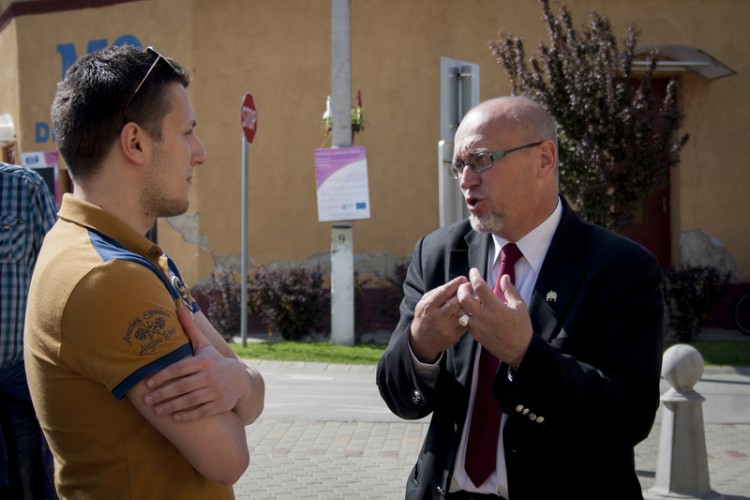 Adrián Magvasi chatting with Mayor Orosz in Érpatak. Photo: Alfahír/Zsuzsanna Nagy