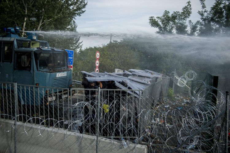 Serbia is furious that Hungarian authorities have thrown tear gas canisters and aimed water canons into Serbian territory. Photo: Tamás Sóki.