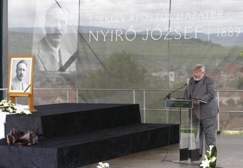 Mr. Szőcs praising Hungarian fascist József Nyirő.