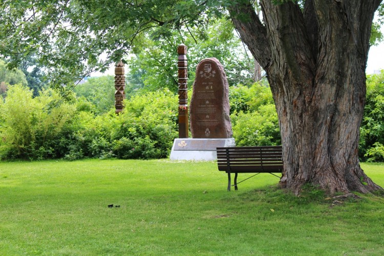 A monument commemorating the 1956 Revolution and refugee crisis, as well as Canada's decision to accept 38,000 Hungarian refugees, on Maple Island, in Ottawa. Photo: ottmem.blogspot.com