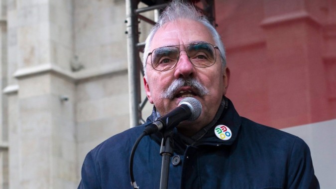 Lajos Bokros addresses the protesters in front of Parliament on January 24th. Photo: Zsolt Szigetvári / MTI.