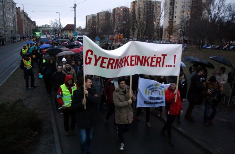 Teachers, parents and students march in the northeastern city of Miskolc on February 3rd. Photo: MTI.