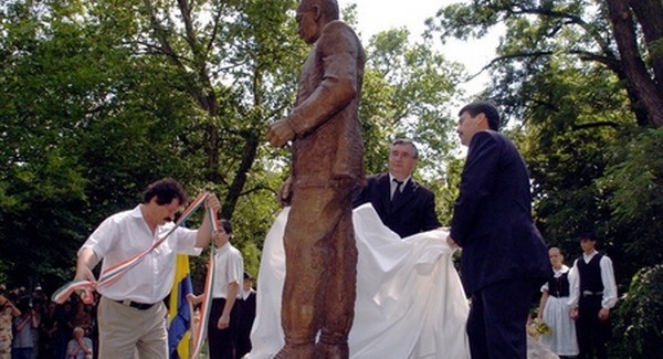 President János Áder (right) unveils statue honouring fascistic author albert Wass. 