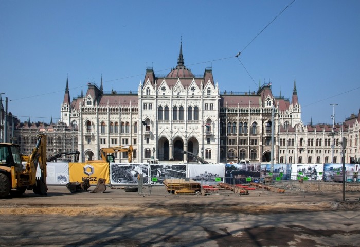 The now completed Kossuth Square, shown here under construction. There are archival photos showing the square as it was before 1945 on the fence sepa-rating the area under reconstruction.