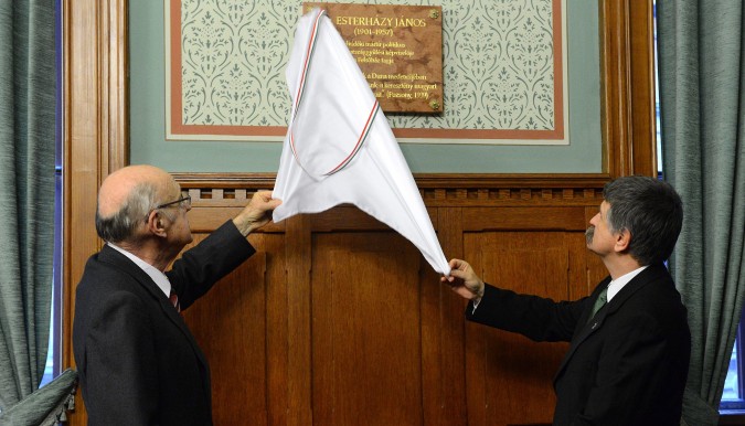 Mr. Kövér (right) installed a plaque of convicted WWII criminal János Esterházy in the Hungarian Parliament building in 2013.   