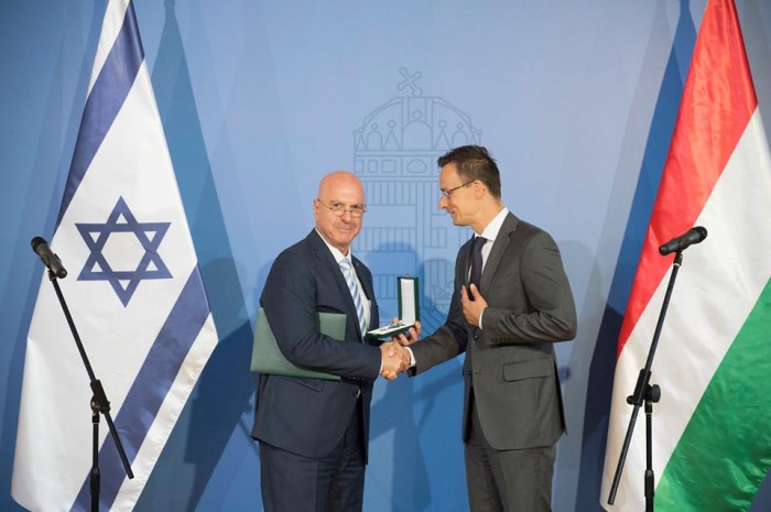 Ilan Mor accepting the Middle Cross of the Hungarian Order of Merit from Hungary's Minister of Foreign Affairs, Péter Szijjártó. Photo: Israel in Hungary. 
