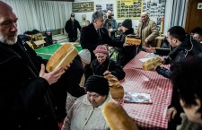Christian Reformed from Hungary hand out three bus loads of food in Ruthenia.  Photo: Ákos Stiller, hvg.hu