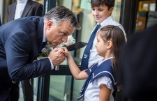 Prime Minister Viktor Orbán with school children in the town of Szombathely. Photo: Facebook.
