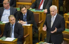 The Hungarian parliament debating the repeal of the "blue law" on Tuesday. On the right is Péter Harrach, leader of the Christian Democratic People's Party, which initially spearheaded the now repealed legislation. To the left, Lajos Kósa (Fidesz) and directly behind him Gergely Gulyás (Fidesz). Photo: MTI.