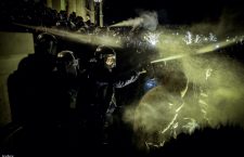 Budapest police use tear gas against protesters in front of Parliament. Photo: December 12, 2018 / Index)